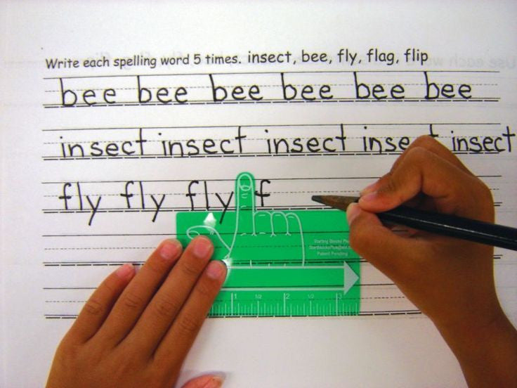 Espaçador para Escrita Manual, Dedo Mãos infantis escrevendo numa folha pautada com régua verde em forma de mão