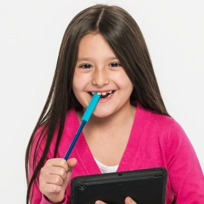 Mordedor lápis ARK's Krypto-bite® Menina sorridente com camisola rosa e caneta azul a segurar tablet preto