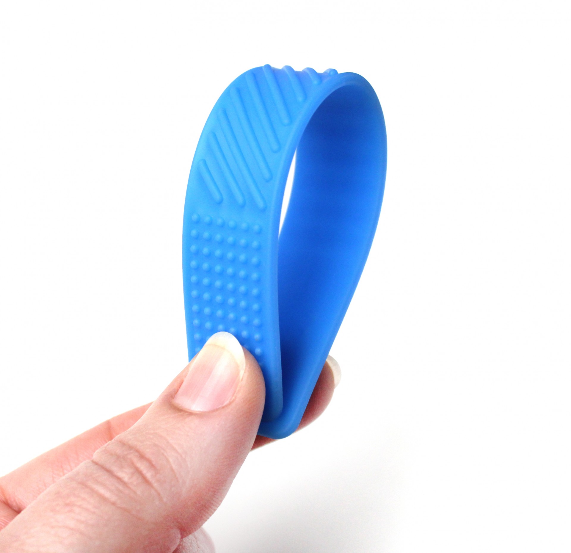 Marcador de livro sensorial da ARK - fidget Pulseira azul em silicone com textura dupla segura numa mão