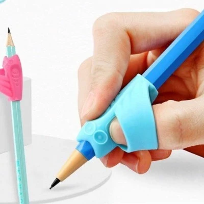 Adaptador para lápis, polegar Lápis com auxiliares de pega de silicone azul e rosa em fundo branco