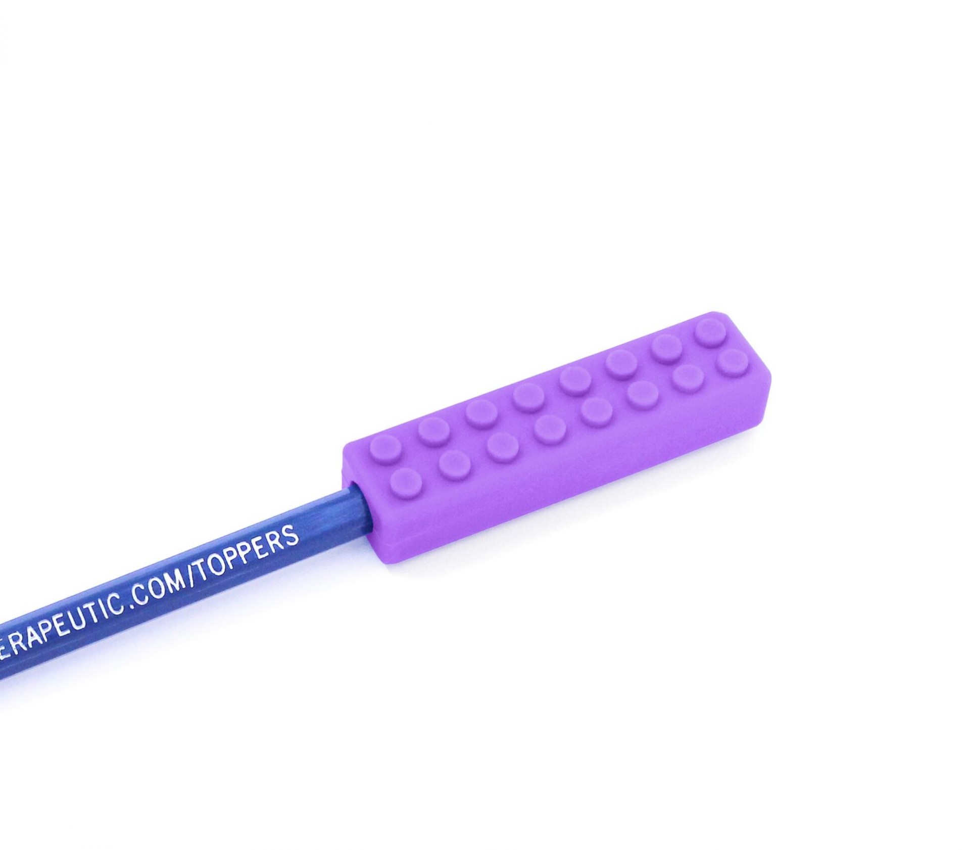 Mordedor para lápis ARK's Brick Stick® Peça de silicone roxo com relevo tipo tijolos ligada a cabo azul