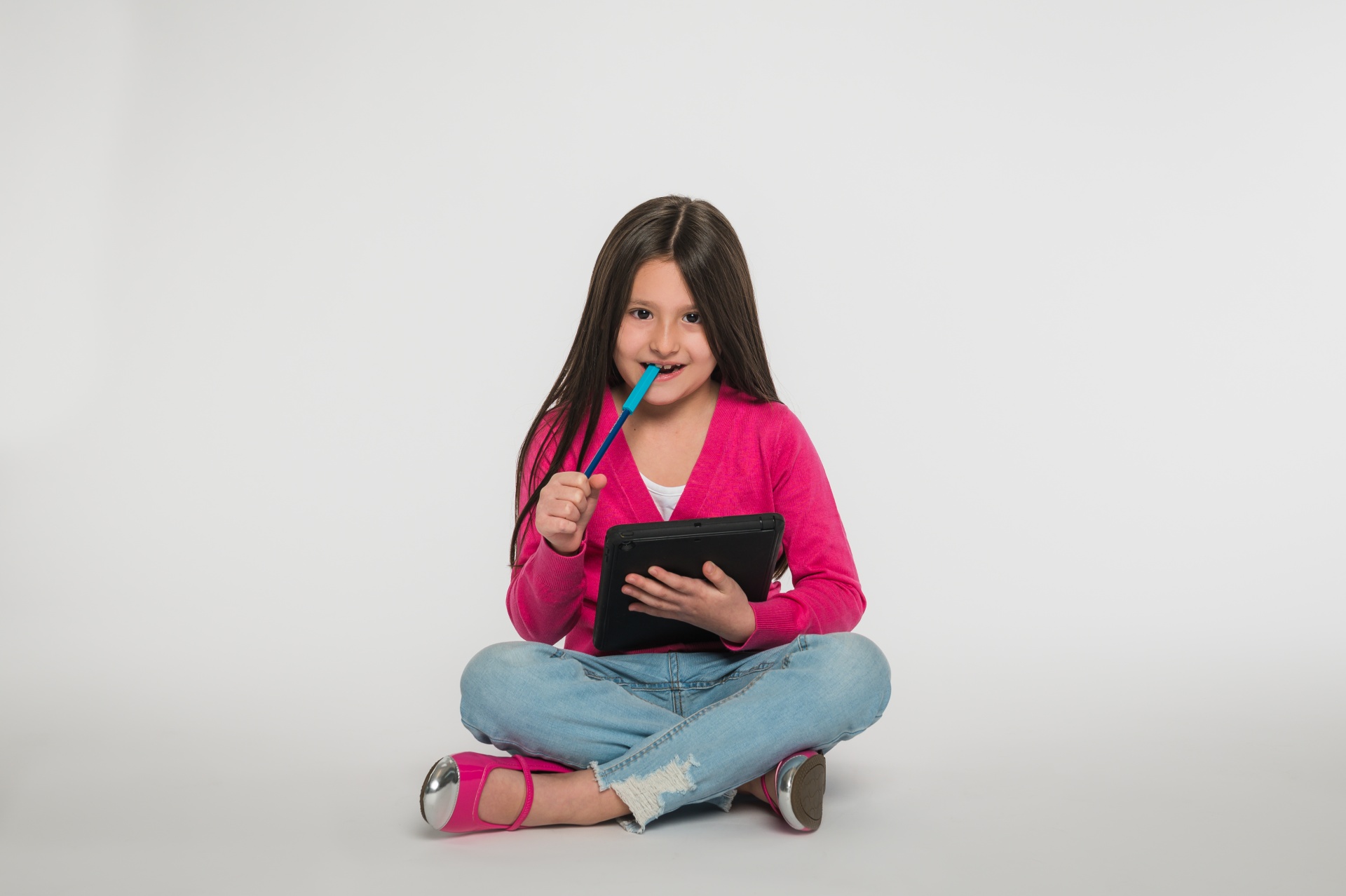 Mordedor lápis ARK's Krypto-bite® Menina sentada a segurar ementa preta e escova de dentes azul