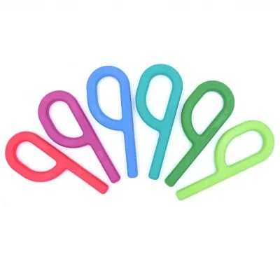 Mordedor ARK's Grabber® liso Clips de plástico coloridos em leque sobre fundo branco