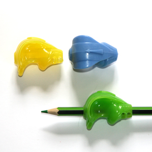 Adaptador para lápis, grotto Três acertadores de lápis de dinossauro coloridos em amarelo, azul e verde com lápis verde.