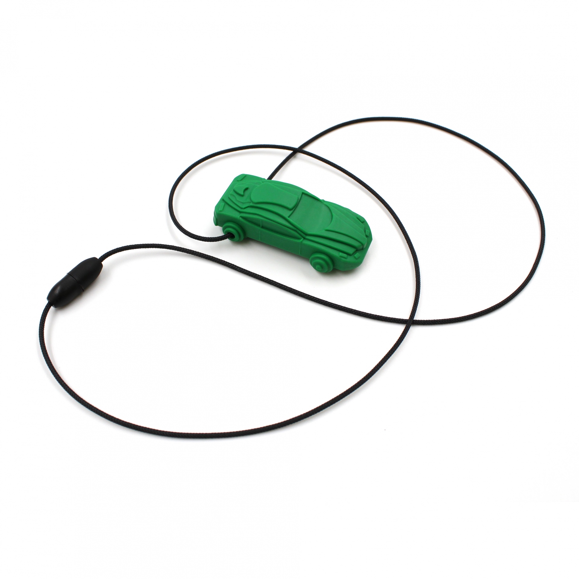 Mordedor em colar carro - ARK’s Racecar Pingente em forma de carro verde com cordão preto sobre fundo branco