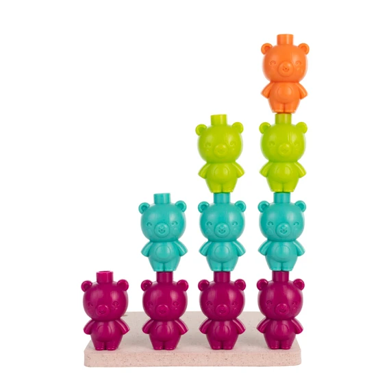 Jogo Encaixe Vertical Ursos Peças de empilhar coloridas em forma de urso numa base de madeira