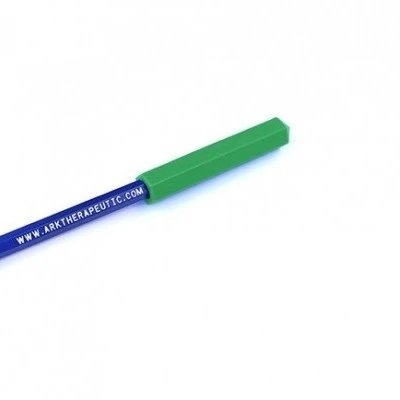 Mordedor lápis ARK's Krypto-bite® Bastão azul com tampa verde e texto WWW.ARKYTHERAPEUTIC.COM