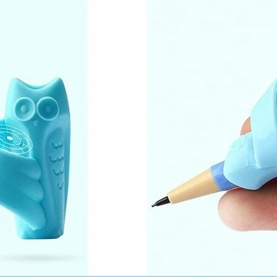 Adaptador para lápis, polegar Apoio de caneta azul em forma de coruja e mão segurando caneta azul