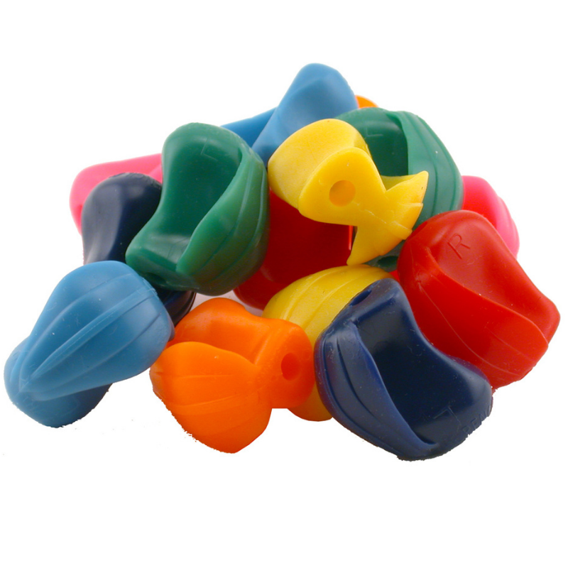 Adaptador para lápis Crossover Grip Pontas coloridas para lápis em várias cores e texturas sobre fundo branco