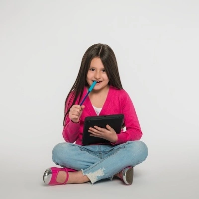 Mordedor lápis ARK's Krypto-bite® Menina sentada no chão segurando caneta e tablet com fundo branco