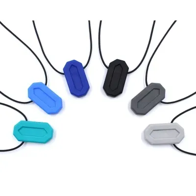 Mordedor em colar - ARK MiniBite™ (Cinza) Seis pendentes retangulares de silicone coloridos com cordão preto