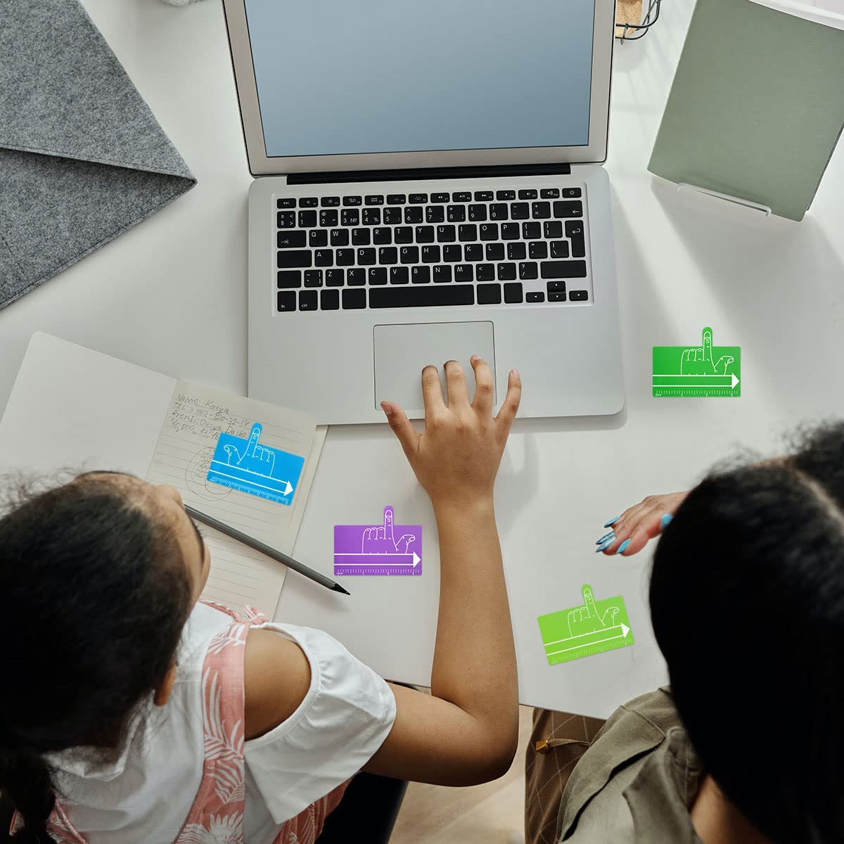 Espaçador para Escrita Manual, Dedo Vista superior de duas pessoas a trabalhar numa mesa com portátil e cadernos