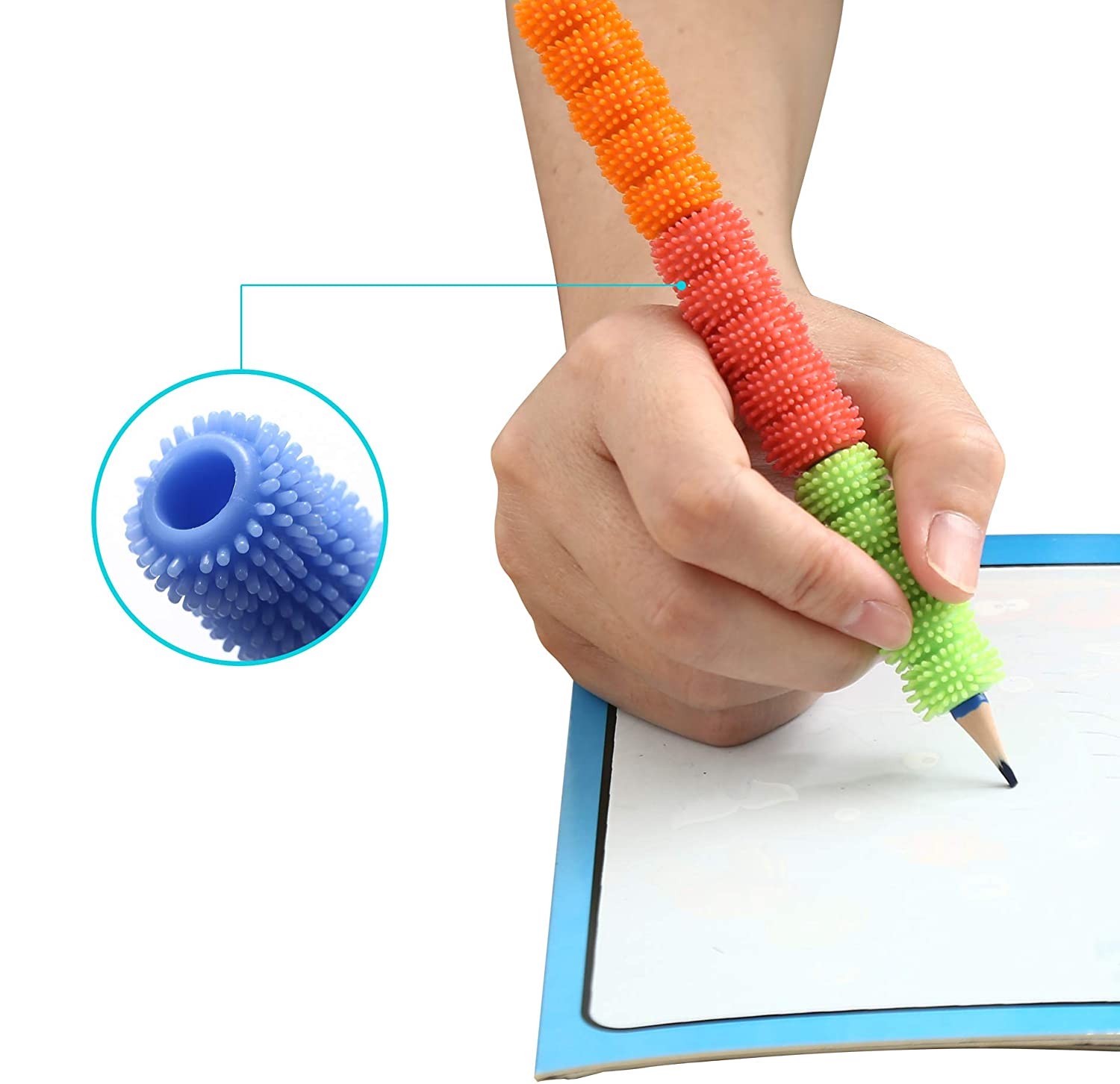 Adaptador para lápis texturizado Lápis com capas texturizadas de silicone coloridas sendo segurado por uma mão sobre papel branco