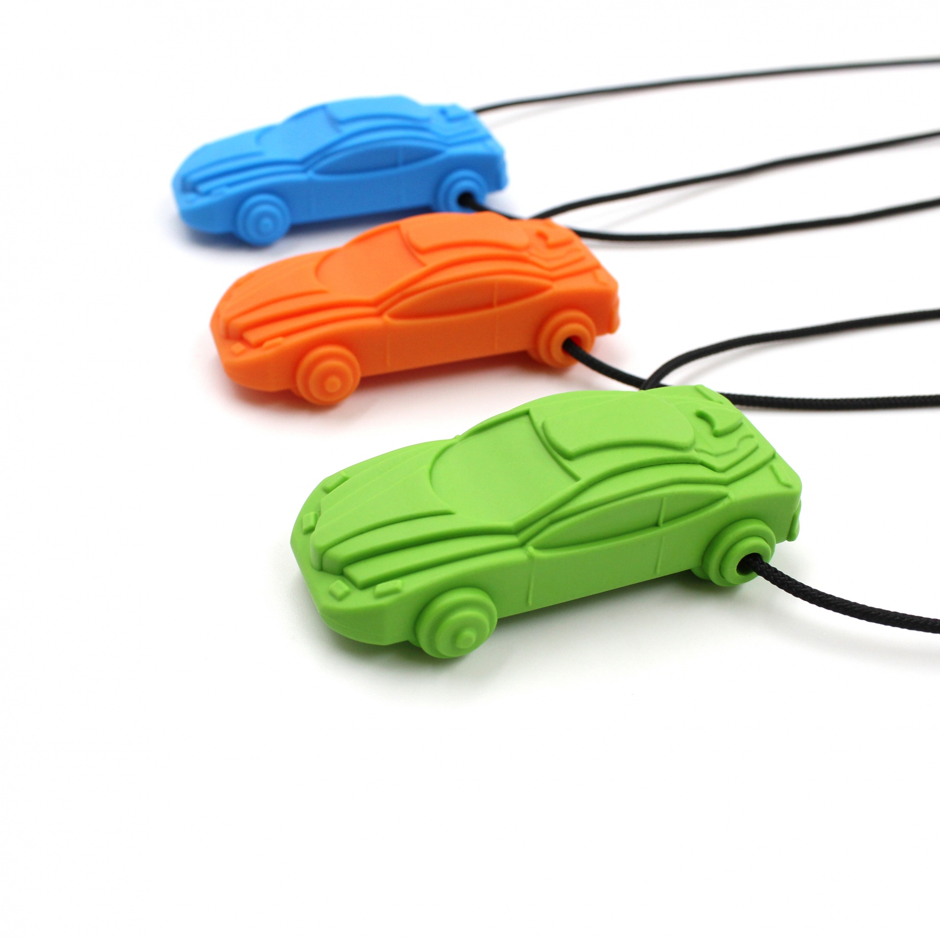 Mordedor em colar carro - ARK’s Racecar Pendrives em forma de carro desportivo nas cores azul, laranja e verde com cordão preto