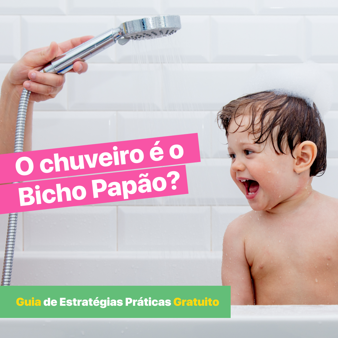Criança a tomar banho com chuveiro de mão cromado, texto promocional na imagem em português.