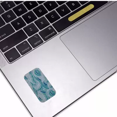 Teclado e trackpad de portátil com fitas adesivas decorativas azul e amarela