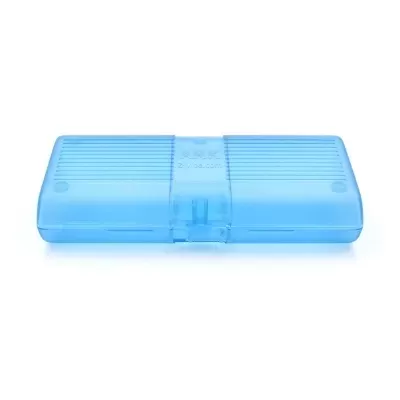 Estojo azul transparente para lápis com tampa articulada e textura de linhas horizontais