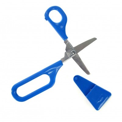 Tesoura azul com lâminas metálicas e capa de proteção azul