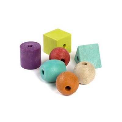 Conjunto de contas de madeira coloridas com vários formatos