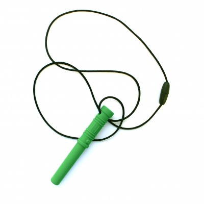 Pendente tubular verde com cordão preto sobre fundo branco