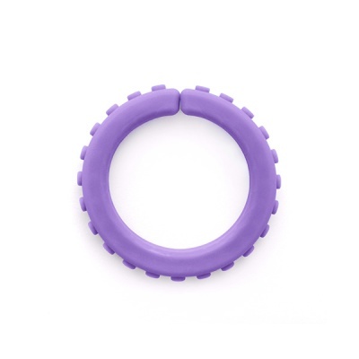 Anel de silicone roxo com protuberâncias em fundo branco