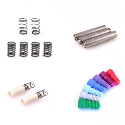 Conjuntos de molas metálicas, cilindros metálicos, cilindros brancos com molas e peças plásticas coloridas sobre fundo branco