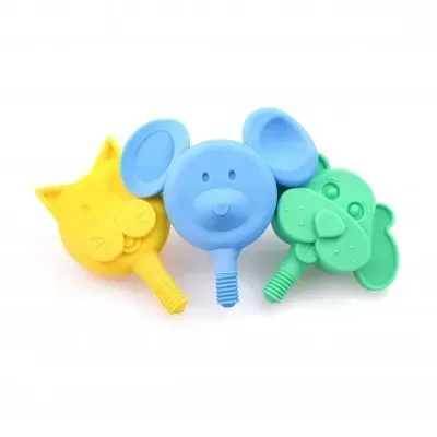 Três brinquedos de silicone amarelo, azul e verde com formas de animais