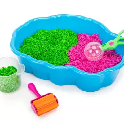 Conjunto de areia colorida em bandeja azul com utensílios de brincar