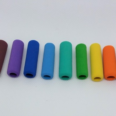 Protetores de caneta coloridos dispostos em linha sobre fundo branco