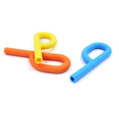 Três tubos flexíveis coloridos em amarelo, azul e laranja sobre fundo branco