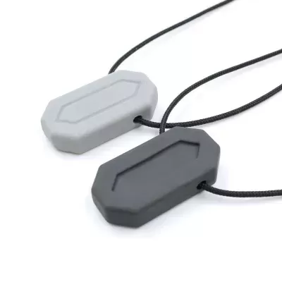 Duas placas cinzento claro e escuro em colares com cordões pretos sobre fundo branco