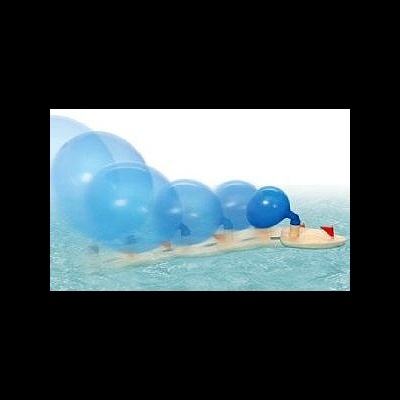 Barco de madeira claro com balões azuis amarrados flutuando na água