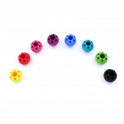 Oito esferas coloridas com buracos, dispostas em arco sobre fundo branco.