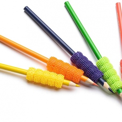 Lápis de cor com borrachas texturizadas coloridas em fundo branco