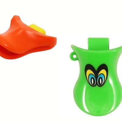 Dois prendedores de plástico coloridos com design divertido