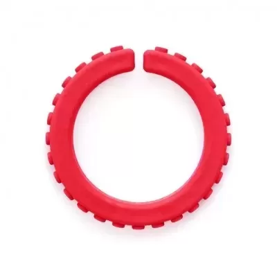 Anel circular vermelho com relevos sobre fundo branco