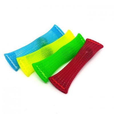 Esponjas tubulares coloridas em malha vermelho, verde, amarelo e azul