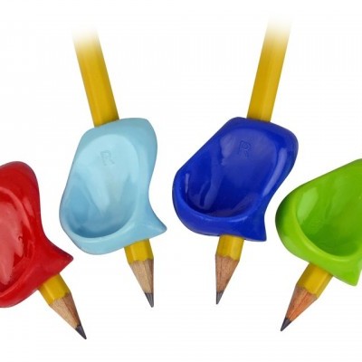 Apontadores de lápis coloridos encaixados em lápis amarelos