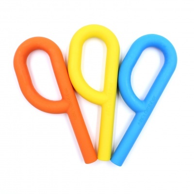 três objetos plásticos coloridos em forma de gota