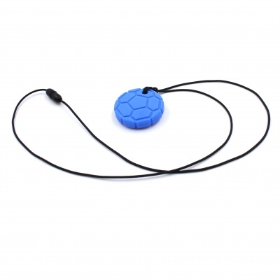 Colar com pendente azul hexagonal e cordão preto ajustável