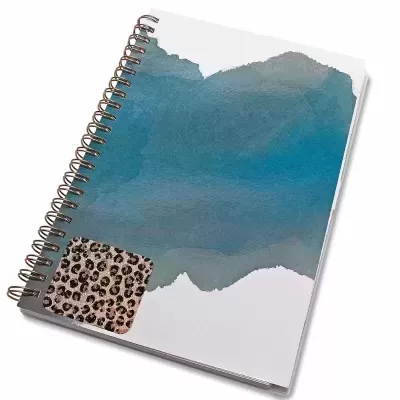 Caderno espiral com capa azul e padrão animal print
