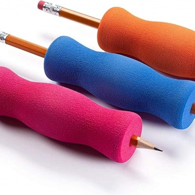 Três apontadores de lápis em espuma colorida com lápis laranja