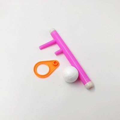 Peças coloridas de plástico com bola branca em fundo branco