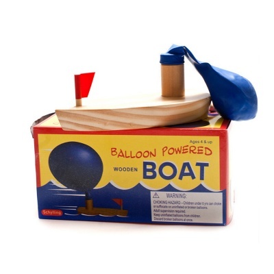Barco de madeira júnior com balão azul