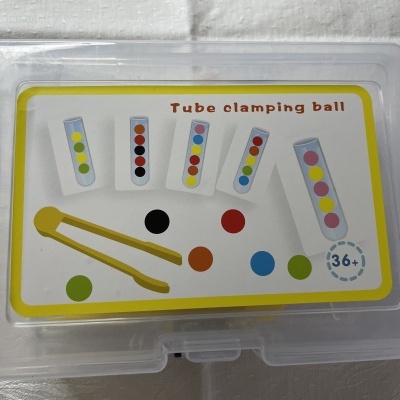 Caixa plástica com rótulo de tubos de ensaio coloridos e bolas coloridas