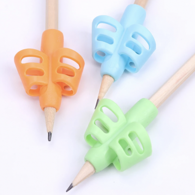 Três lápis com apontadores coloridos de borracha em laranja, azul e verde