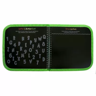 Livro de atividades com capa verde e páginas pretas com letras e números coloridos