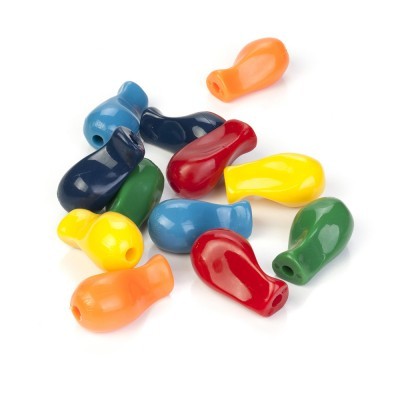 Contas plásticas coloridas variadas de diferentes cores sobre fundo branco