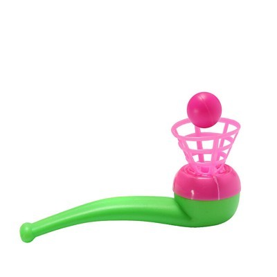 Brinquedo de plástico verde e rosa com bola numa cesta