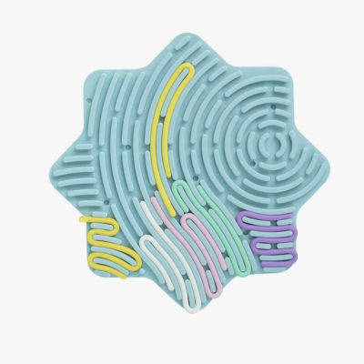 Tabuleiro de jogo em forma de estrela com labirinto colorido